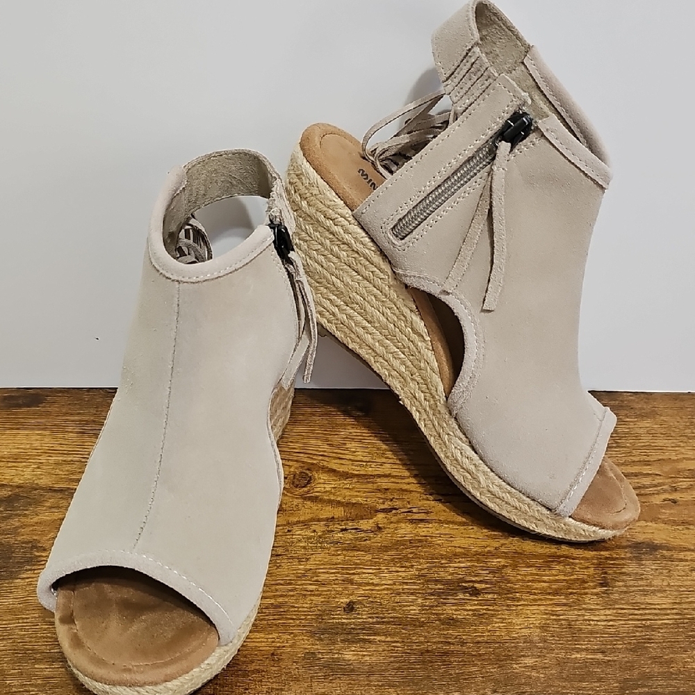 Minnetonka Cream Wedge Sandals with Fringe